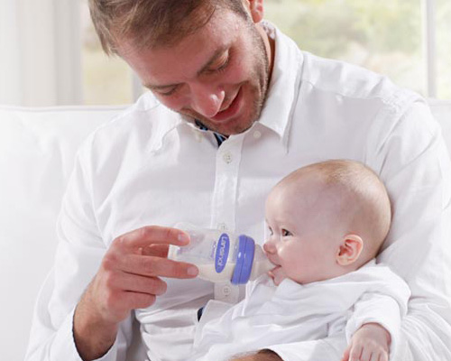 Hranirea cu biberonul la bebelusii alaptati