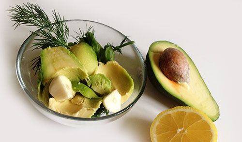 dressing-cu-avocado-si-lamaie-pentru-salate-ingrediente