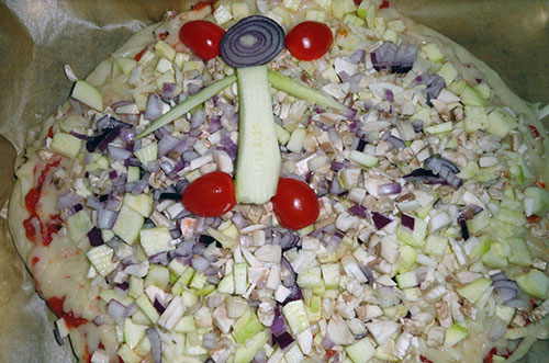 intindem-blatul-de-pizza-si-ungem-cu-sos-de-rosii-si-mozzarella-si-legume