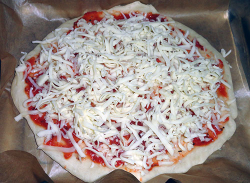 intindem-blatul-de-pizza-si-ungem-cu-sos-de-rosii-si-mozzarella