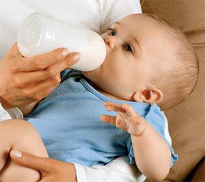 pozitia bebelusului cand-bea-lapte-praf