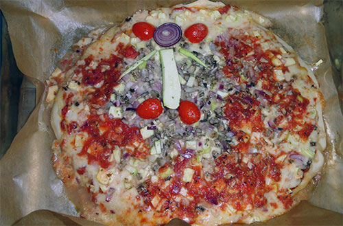 punem-ca-cuptor-pizza-cu-sos-de-rosii-si-mozzarella-si-legume