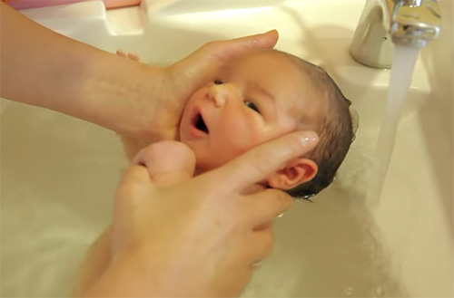 O metoda speciala de baie a bebelusului - Thalasso Bain Bebe