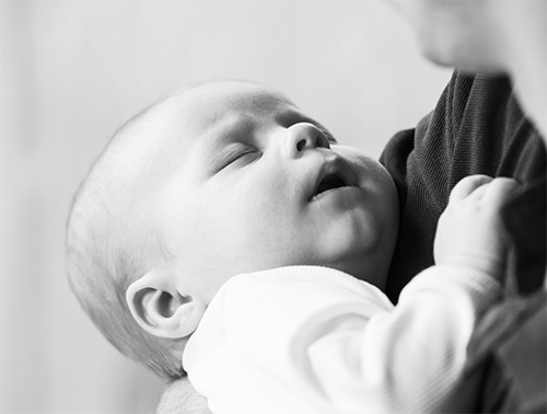 Cum stimulam simtul tactil al bebelusului