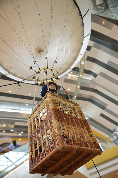 (P) Copiii cu spirit de aventură  se pot înălța într-un balon la Sun Plaza