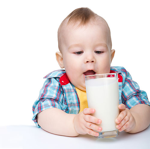 Cand se introduce laptele de vaca in alimentatia copilului?