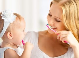mama si fetita curata dintii