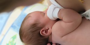 Alaptarea bebelusului dupa nasterea naturala si cezariana