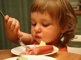 Alimente pe care NU ar trebui sa le incluzi niciodata in alimentatia copilului