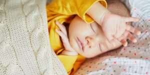 cum imbracam bebelusul pentru somn
