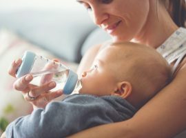 hidratezi corect pe bebe in conditii normale si cand este bolnav