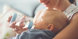hidratezi corect pe bebe in conditii normale si cand este bolnav