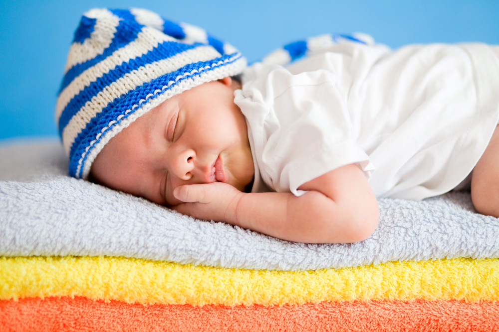 bebe transpira in timpul somnului