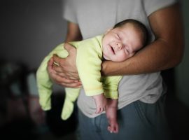 Pozitii sigure in timpul somnului pentru nou nascuti