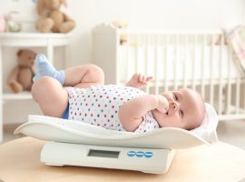 cresterea in greutate la bebelusul alaptat bebe pe cantar