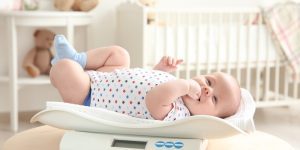 cresterea in greutate la bebelusul alaptat bebe pe cantar