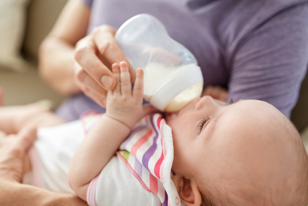 Bebelusi alimentati cu lapte praf