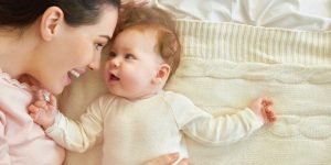 Comunicarea cu bebelusul ii dezvolta inteligenta