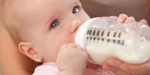 hranirea cu lapte praf la bebelusi