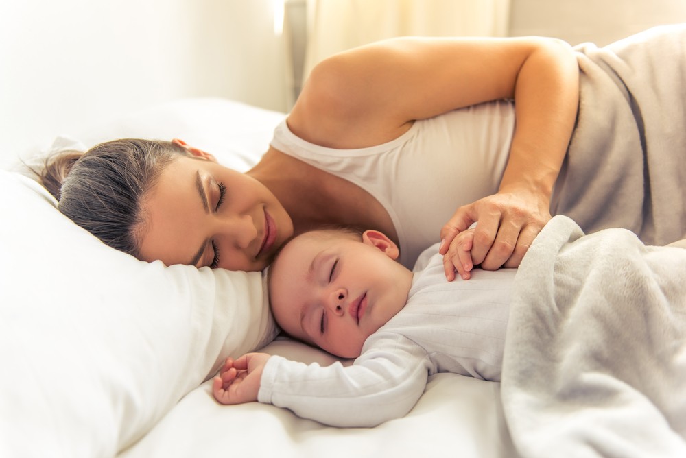 Mangle Therapy admire Dormi în pat cu copilul? Până la ce vârstă e normal? - Clubul Bebelusilor