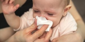 Copilul strănută Curge nasul