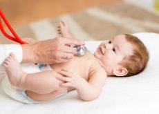 examinarea respuratiei bebelusului de catre pediatru