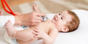 examinarea respuratiei bebelusului de catre pediatru