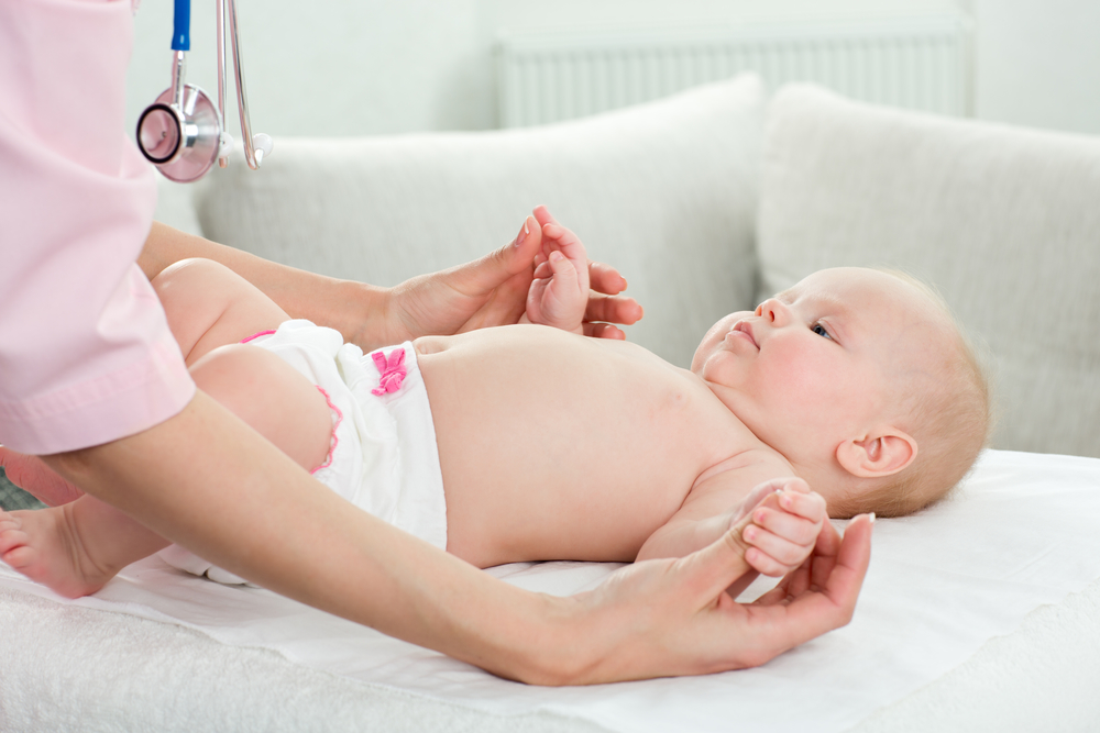 pediatrul examineaza bebelusul
