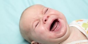bebe plange oare are nasul infundat