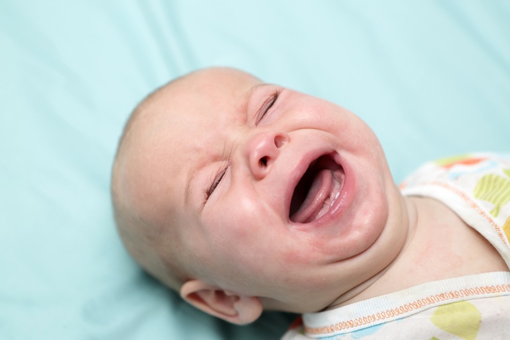 bebe plange oare are nasul infundat