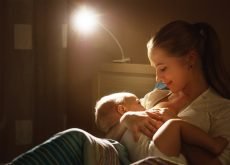 de ce se trezec bebelusii alaptati sa manance noaptea