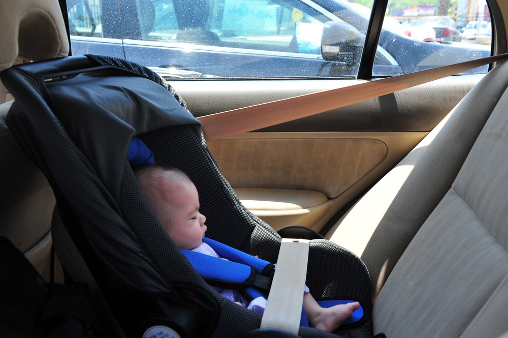bebe lasat in masina