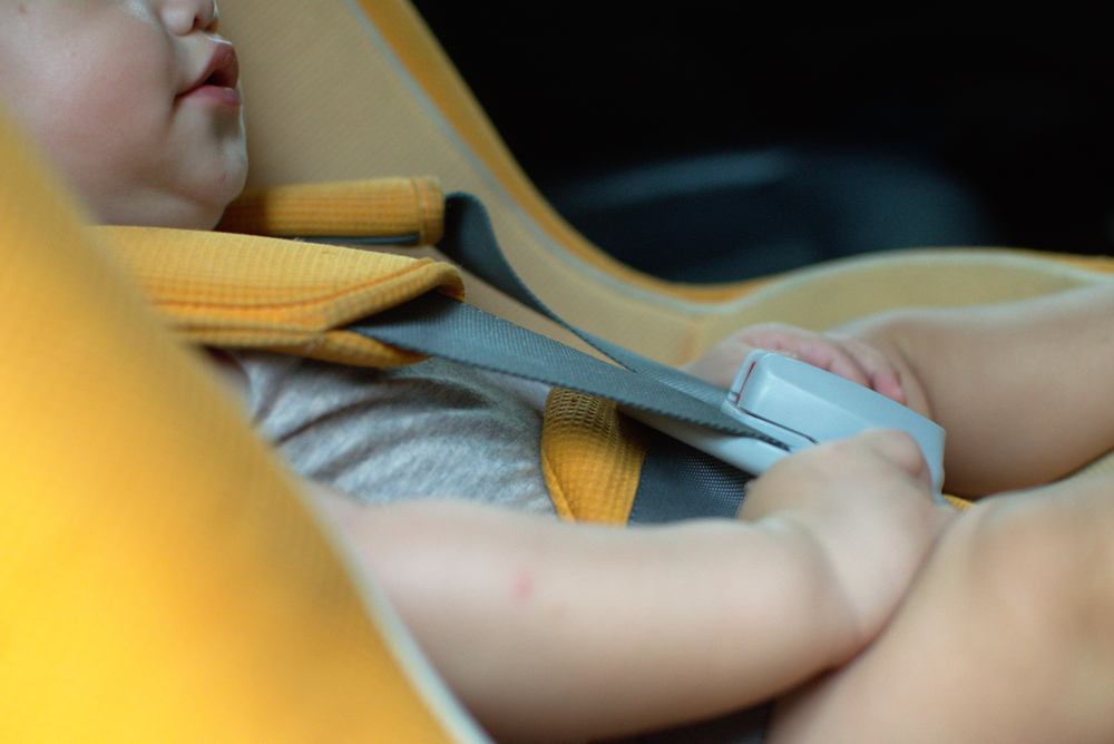 copil lasat sa doarma in scaunul auto risc de asfixie
