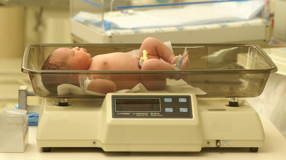 nou-nascut-greutate-mare-la-nastere