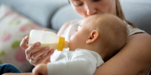 Laptele-de-vacă-la-bebeluși