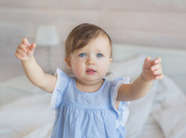 Când stau bebelușii în picioare