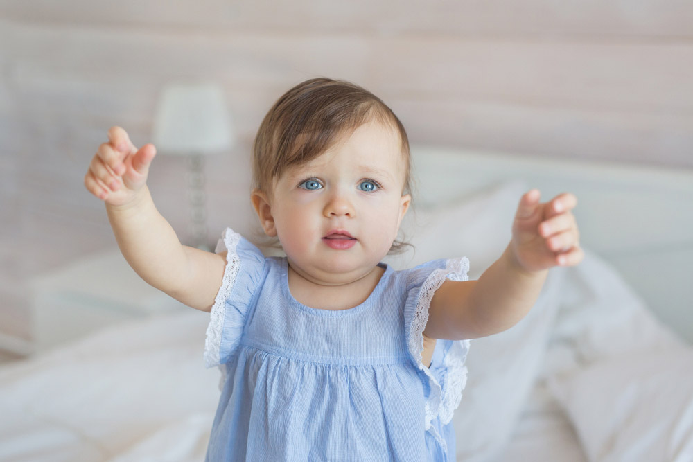 Când stau bebelușii în picioare