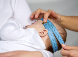 Circumferința capului la bebeluși: cât crește în primul an și când trebuie să întrebi medicul