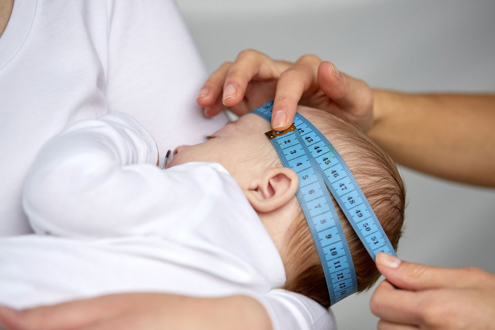 Circumferința capului la bebeluși: cât crește în primul an și când trebuie să întrebi medicul